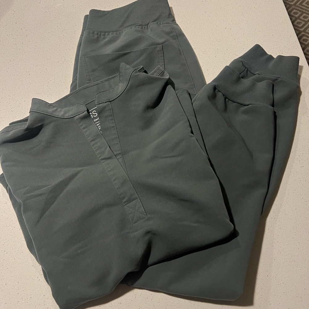 FIGS Bonsi set. Zamora joggers in SMALL and Rafela top in XS.